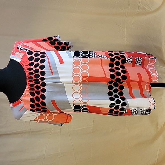 Dana Buchman Tops - Dana Buchman Shorsleeve Tunic With A Gathered Scoop-Neckine Geometric Pattern